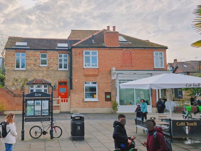 큐가든으로 향하는 길, 런던 큐가든 지하철역🚉