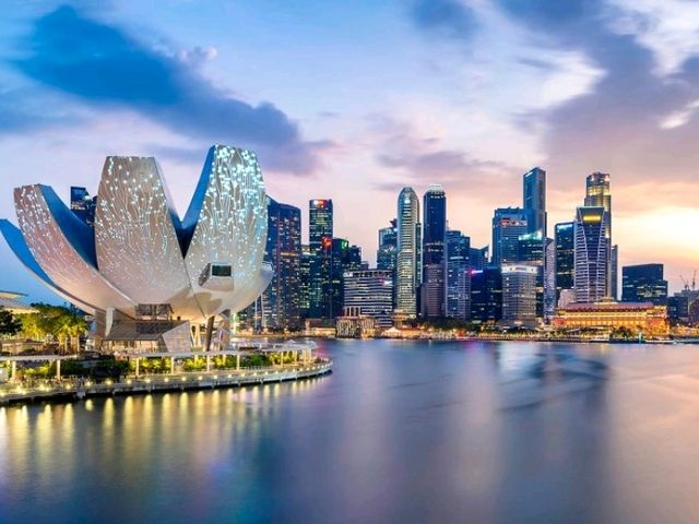 Singapore's Must-See: Dive into Digital Magic at ArtScience Museum! 🖼️💡