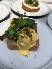 CAFÉ WITH GOOD BREAKFAST SANDWICHES AND COFFEE.