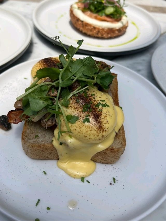 CAFÉ WITH GOOD BREAKFAST SANDWICHES AND COFFEE.