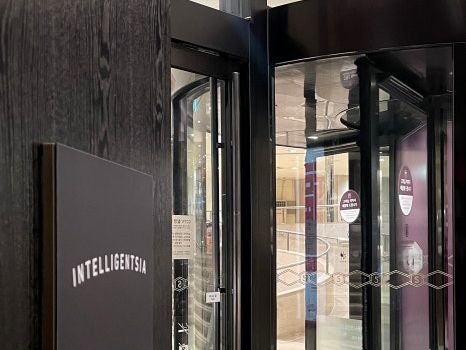 인텔리젠시아 커피 도시의 한복판에서 만나는 조용한 리듬 인텔리젠시아 커피 도시의 한복판에서 만나는 조용한 리듬