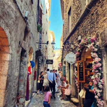 A Romantic Stroll Through the Alleys of Saint-Paul de Vence, the