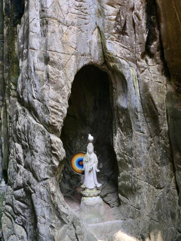 ダナン】光が降り注ぐ神秘の洞窟！大自然のパワーと静寂に包まれる聖地
