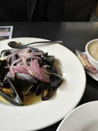 Halifax Downtown에 있는 랜드마크 seafood restaurant~Bluenose!!