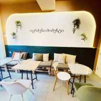 【ジョージア🇬🇪/美味しいワッフルが食べられるカワイイお店🧇☕️】