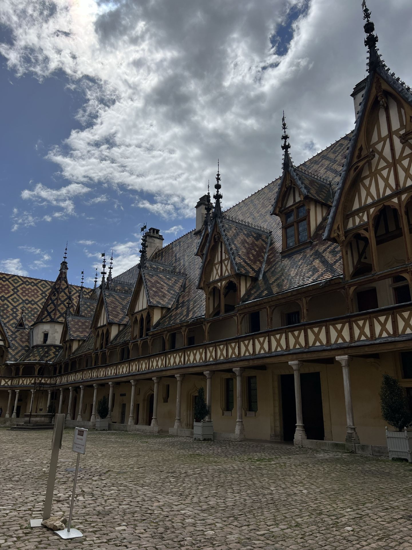 🇫🇷 Những địa điểm nhất định phải ghé thăm ở thành phố nhỏ Bonne
