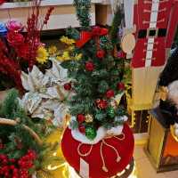 Festive Christmas Trees: A Must-See in Taranto's Gift Shops!  