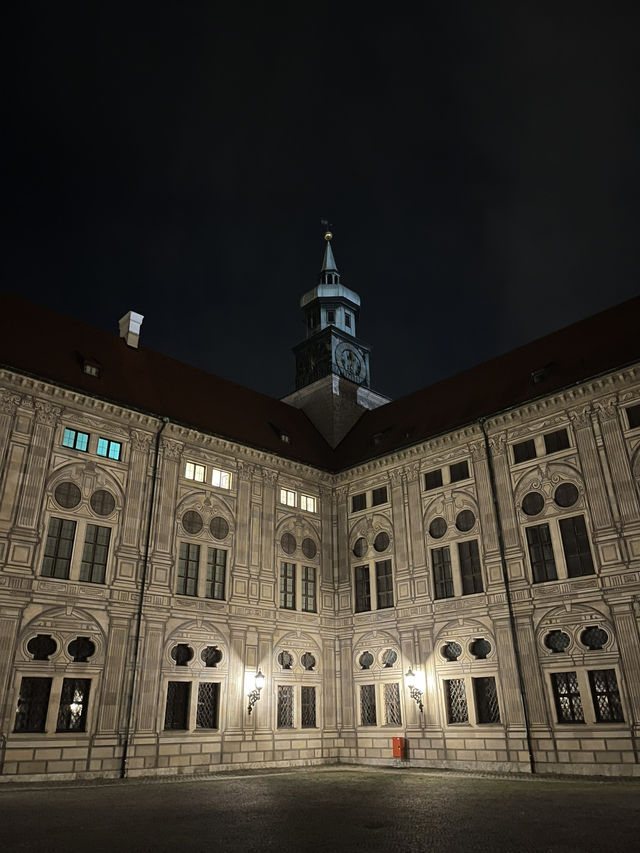 Night Munich: Illuminated Squares & Bavarian Vibes 🌙🏛️🍺