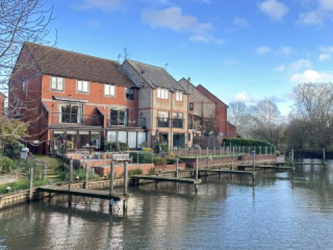 화려한 변신: 버려진 조선소가 현대적인 오아시스 주택으로 탈바꿈하다.