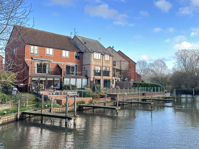 華麗轉身:荒廢船塢變身現代綠洲豪宅 華麗轉身:荒廢船塢變身現代綠洲豪宅