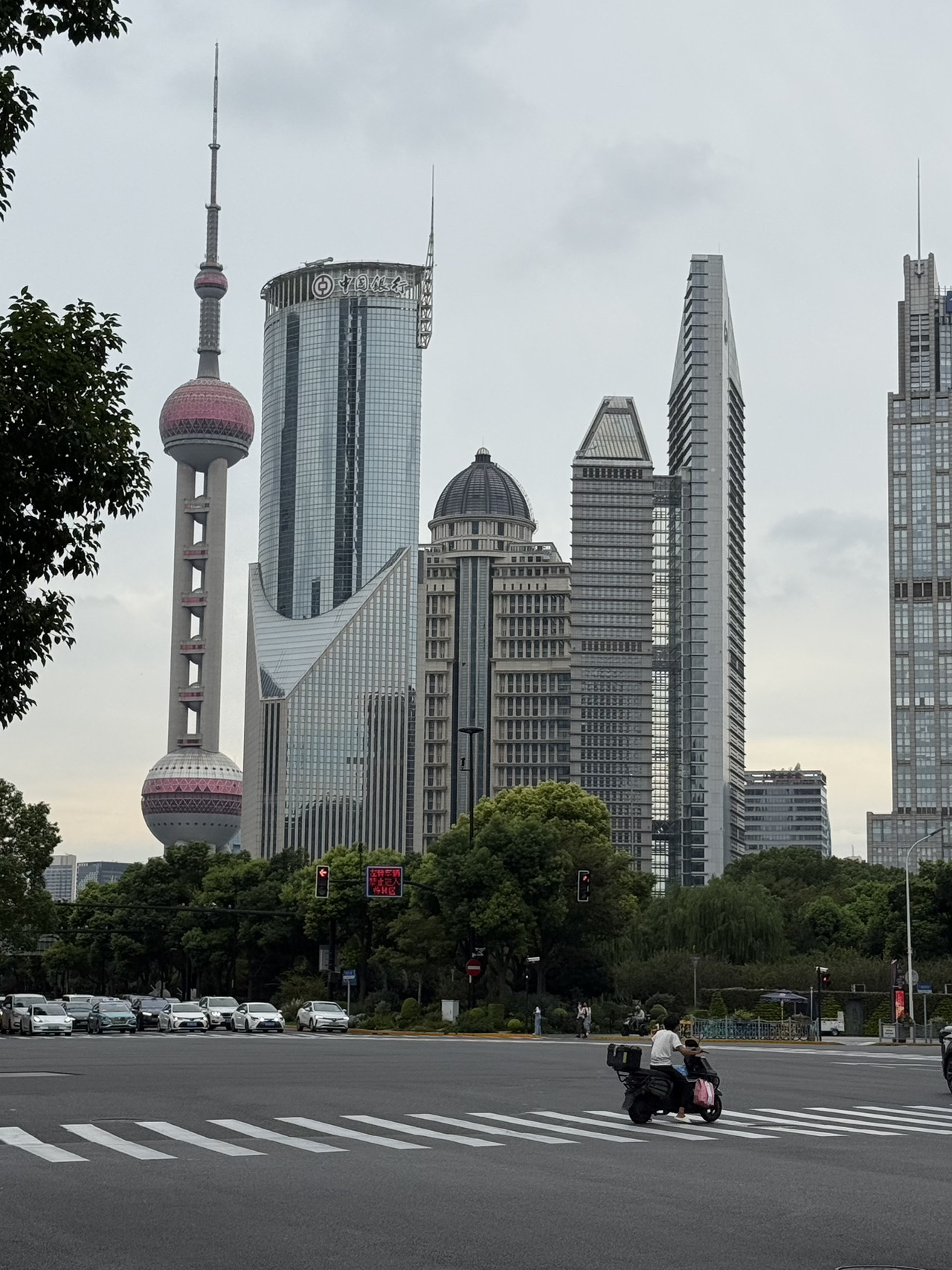1. THE BUND (外滩)

Shanghai's main waterfront promenade and the spot that offers the most famous view of the city.

📍 Address:
Zhongshan East 1st Road, Huangpu District, Shanghai

This is exactly where you'll see the famous skyscrapers of the Pudong district.

💡 The best time to visit is an hour before sunset and in the evening when the city lights turn on.

━━━━━━━━━━━━━━━

🏙 2. SHANGHAI TOWER

The tallest building in China.

📍 Address:
501 Yincheng Middle Road, Pudong, Shanghai

Height:
🏢 632 meters

From the observation deck, you can see the entire city from a bird's-eye view.

On a clear day, the view is absolutely incredible.

━━━━━━━━━━━━━━━

🌸 3. YUYUAN GARDEN

One of the most beautiful classical gardens in China.

📍 Address:
218 Anren Street, Huangpu District, Shanghai

Here you can see:
✔ traditional Chinese architecture
✔ ponds
✔ pavilions
✔ stone bridges

It feels completely different from modern Shanghai.

━━━━━━━━━━━━━━━

🏮 4. YUYUAN BAZAAR

Located right next to the garden.

📍 Address:
279 Yuyuan Old Street, Huangpu District, Shanghai

The best place to buy souvenirs and experience the atmosphere of old China.

What to try:

🥟 Xiaolongbao

🍡 traditional sweets

🍵 Chinese tea

━━━━━━━━━━━━━━━

🚶♀️ 5. NANJING ROAD

The most famous shopping street in China.

📍 Address:
Nanjing East Road, Huangpu District, Shanghai

Here you'll find:
✔ shops
✔ restaurants
✔ neon signs
✔ big city vibes

The street looks especially stunning in the evening.

━━━━━━━━━━━━━━━

🌳 6. TIANZIFANG

My absolute favorite place in Shanghai.

📍 Address:
Lane 210, Taikang Road, Huangpu District, Shanghai

An old neighborhood with narrow alleyways, art boutiques, coffee shops, and small galleries.

If you want to experience a cozier and more atmospheric side of Shanghai, definitely check this place out.

━━━━━━━━━━━━━━━

✨ 7. ORIENTAL PEARL TV TOWER

One of the city's main symbols.

📍 Address:
1 Century Avenue, Pudong, Shanghai

That iconic tower with pink spheres you see on almost every Shanghai postcard.

Even if you don't go up, it's totally worth seeing illuminated at night.

Shanghai is a city that will amaze you from the very first few hours.

In the morning, you can stroll through a traditional Chinese garden; in the afternoon, go up one of the tallest skyscrapers in the world; and in the evening, enjoy the futuristic city skyline from The Bund.

This incredible contrast is exactly why millions of tourists visit here every year.