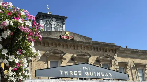 レディング・シティ 駅からの第一歩で、イングランド南部の未来に出会う。 — traveler post in レディング