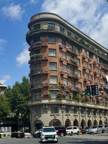 🇨🇳 3 Tempat di Shanghai yang Layak Dikunjungi

Jika Anda sudah pernah melihat Bund, Menara Oriental Pearl, dan distrik Lujiazui, kunjungi lokasi-lokasi ini. Tempat-tempat ini menampilkan Shanghai yang sama sekali berbeda: bersejarah, kaya budaya, dan ramah keluarga.

⸻

🏛 Gedung Wukang (武康大楼)

Salah satu bangunan paling ikonik di Shanghai dan simbol bekas Konsesi Prancis.

Dibangun pada tahun 1924, bangunan ini menyerupai Gedung Flatiron di New York karena bentuknya yang segitiga. Itulah mengapa bangunan ini sering disebut "Gedung Flatiron Shanghai."

Namun, orang-orang datang ke sini bukan hanya untuk bangunannya saja. Seluruh area sekitarnya dianggap sebagai salah satu tempat paling berkesan di kota ini: jalanan yang teduh, vila-vila bersejarah, kedai kopi, dan perasaan seolah-olah Anda sedang berjalan-jalan di suatu tempat di Eropa, bukan di salah satu kota metropolitan terbesar di Asia.

☕ Setelah berjalan-jalan, jangan lupa mampir ke kedai kopi lokal di Jalan Wukang dan Jalan Anfu.

📸 Foto-foto paling populer diambil dari persimpangan di seberang gedung.

Tips Praktis

✅ Datanglah di pagi hari sebelum ramai.

✅ Gabungkan dengan berjalan-jalan di French Concession.

✅ Luangkan setidaknya beberapa jam untuk menjelajahi area sekitarnya.

⸻

🐼 Kebun Binatang Shanghai (上海动物园)

Salah satu kebun binatang tertua di Tiongkok dan tempat pelarian yang menyenangkan dari hiruk pikuk kota.

Area kebun binatang ini sangat hijau dan lebih menyerupai taman besar daripada kebun binatang tradisional. Di sini Anda dapat melihat panda, harimau, jerapah, gajah, dan ratusan hewan lainnya.

Keuntungan utamanya adalah lokasinya yang strategis. Tidak seperti Taman Margasatwa Shanghai, jauh lebih mudah untuk sampai ke sini dari pusat kota.

🌳 Bahkan jika Anda tidak tertarik pada hewan, taman ini sangat cocok untuk berjalan-jalan di hari yang panas.

👨👩👧👦 Keluarga dengan anak-anak akan sangat menyukainya.

Tips Praktis

✅ Sebaiknya berkunjung di pagi hari, saat hewan-hewan paling aktif.

✅ Luangkan waktu 3-4 jam untuk berkunjung.

✅ Sangat nyaman berjalan-jalan di sini pada musim semi dan musim gugur.

⸻

🏺 Situs Budaya Guangfulin Shanghai (广富林文化遗址)

Salah satu tempat paling unik di wilayah Shanghai.

Kompleks ini dibangun di sekitar situs arkeologi, yang disebut sebagai tempat lahirnya budaya di wilayah Shanghai. Daya tarik yang paling terkenal adalah museumnya, yang sebagiannya benar-benar berada di bawah air.

Dalam foto, tempat ini tampak seperti kompleks kuil kuno, sebagian terendam di danau.

Tempat ini menggabungkan rekonstruksi sejarah, museum, arsitektur tradisional, dan area pejalan kaki.

🌅 Tempat ini terlihat sangat indah saat matahari terbenam.

📸 Banyak wisatawan menganggap Guangfulin sebagai salah satu atraksi Shanghai yang paling diremehkan.

Tips Kunjungan

✅ Sebaiknya datang di sore hari.

✅ Luangkan setidaknya setengah hari untuk kunjungan Anda.

✅ Tempat yang bagus untuk foto-foto atmosferik tanpa keramaian. ⸻

🗺 Rencana Perjalanan Satu Hari

Pagi

🏛 Gedung Wukang dan berjalan-jalan di Konsesi Prancis

Siang

🐼 Kebun Binatang Shanghai

Malam

🏺 Situs Budaya Guangfulin Shanghai

Rencana perjalanan ini memungkinkan Anda untuk melihat sorotan sejarah, alam, dan budaya Shanghai hanya dalam satu hari.

📸 Tips foto: Tetaplah di Situs Budaya Guangfulin hingga matahari terbenam. Saat matahari mulai terbenam, air berubah menjadi cermin, dan bangunan serta museum tampak mengapung di atas permukaan danau. Inilah saat yang tepat untuk mengambil foto-foto paling spektakuler.