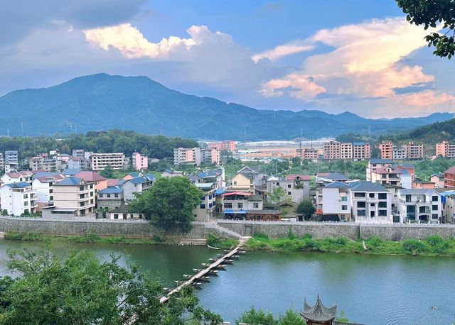 萬安浮橋,浦城現存三座浮橋之一(另兩座觀前浮橋、水南浮橋) 萬安浮橋,浦城現存三座浮橋之一(另兩座觀前浮橋、水南浮橋)