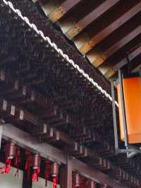 在繁華市集中尋找一個祈福的古老寺廟，在雨天漫步於香積寺