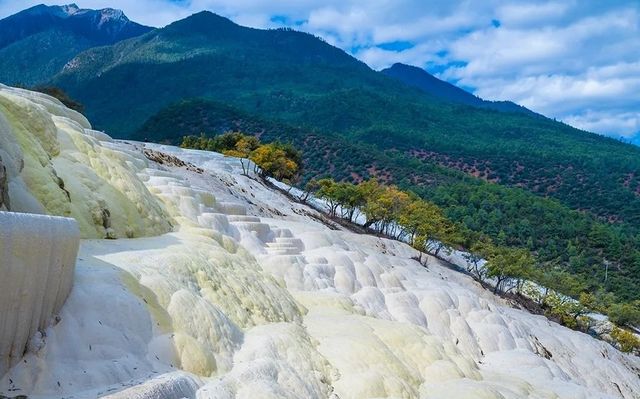 白水台——香格里拉的納西聖地，中國最大的泉水台地之一