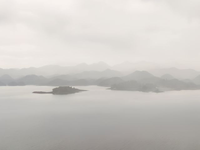 水養萬物蓬勃生，人在千島湖中遊