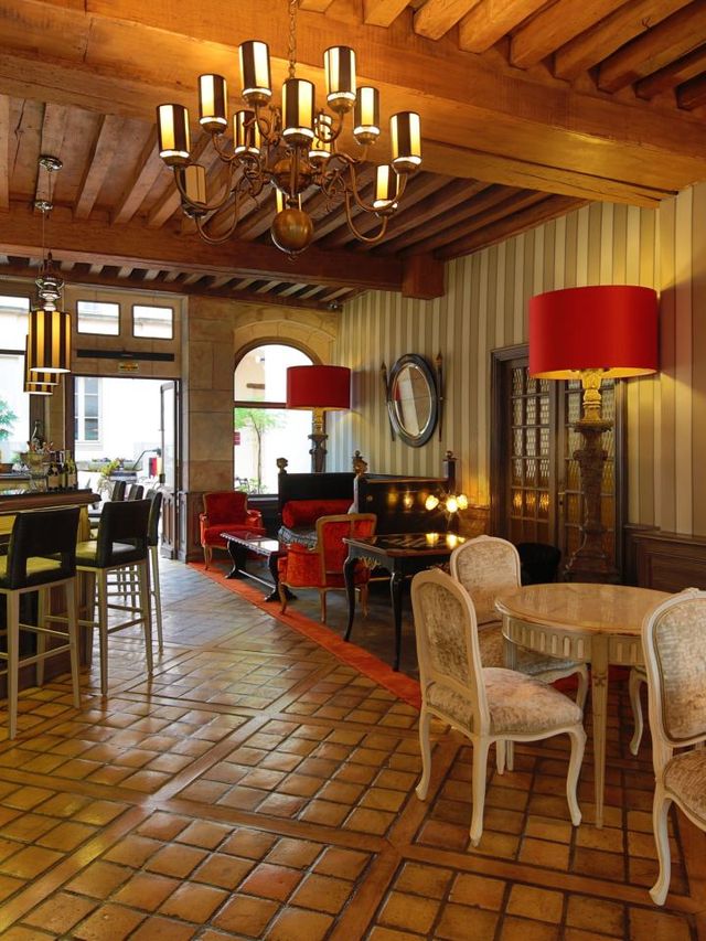 Beaune Bliss: Le Cep Hotel's Cozy Charm 🏨✨