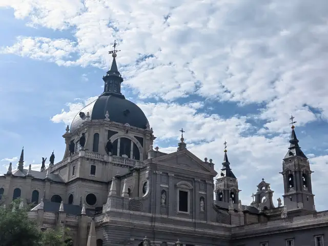 初見，探索馬德里：現代與歷史的交匯之旅