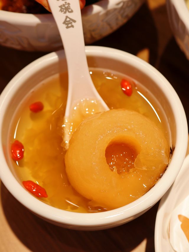 佛山新開的餐廳,提供比臉還大的biangbiang面。