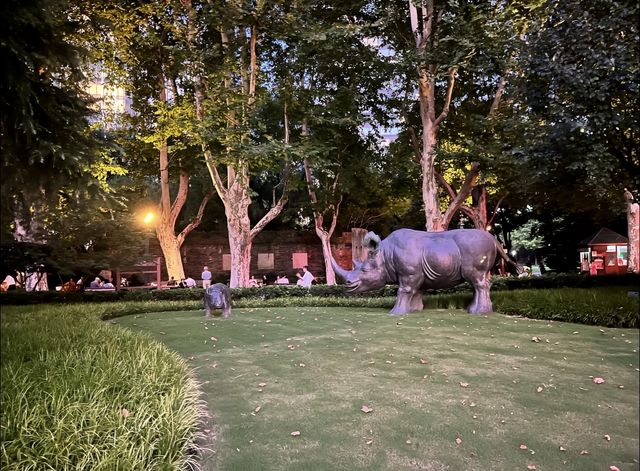 來公園裡夜遊，假裝在東南亞度假。