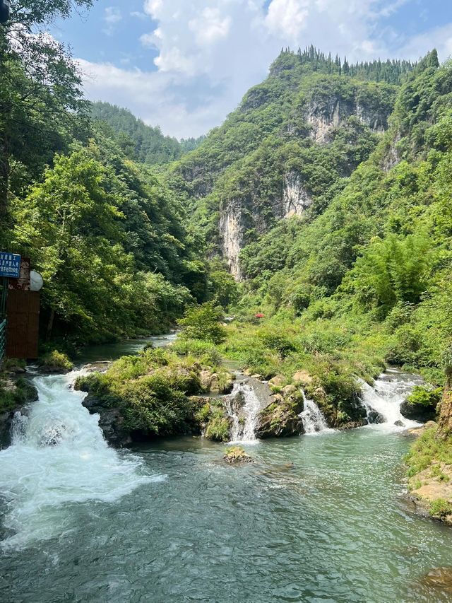 貴州貴陽香火岩｜飛流直下的香火岩瀑布。
