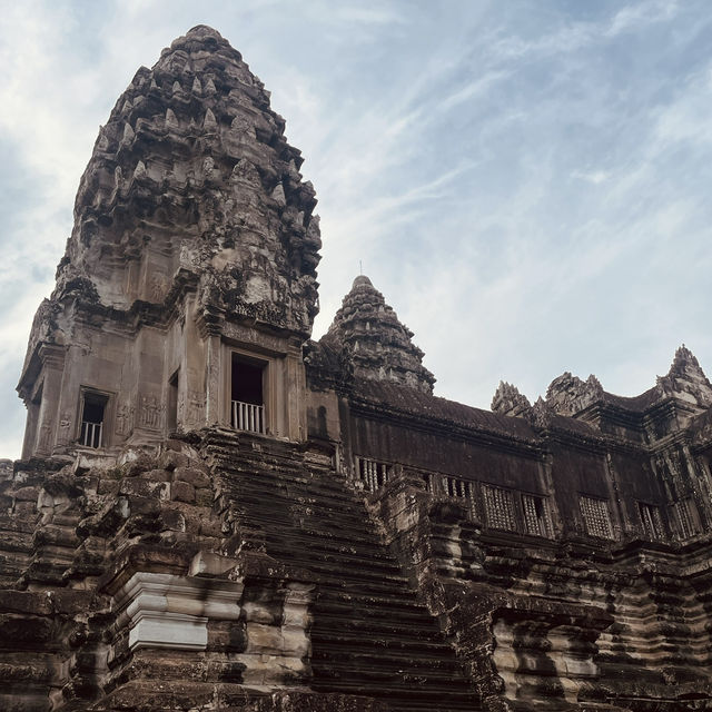 “Sunrise Magic: Exploring the Wonders of Angkor Wat”