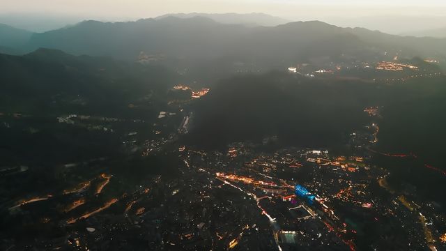 探索秋冬貴州之旅，帶你玩轉多彩貴州，體驗不一樣的秋冬韻味。