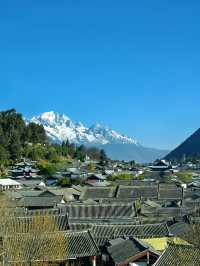 在窗前與玉龍雪山共進早餐