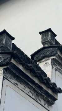 踏入古城，青石板路蜿蜒向前，彷彿在訴說著古老的故事