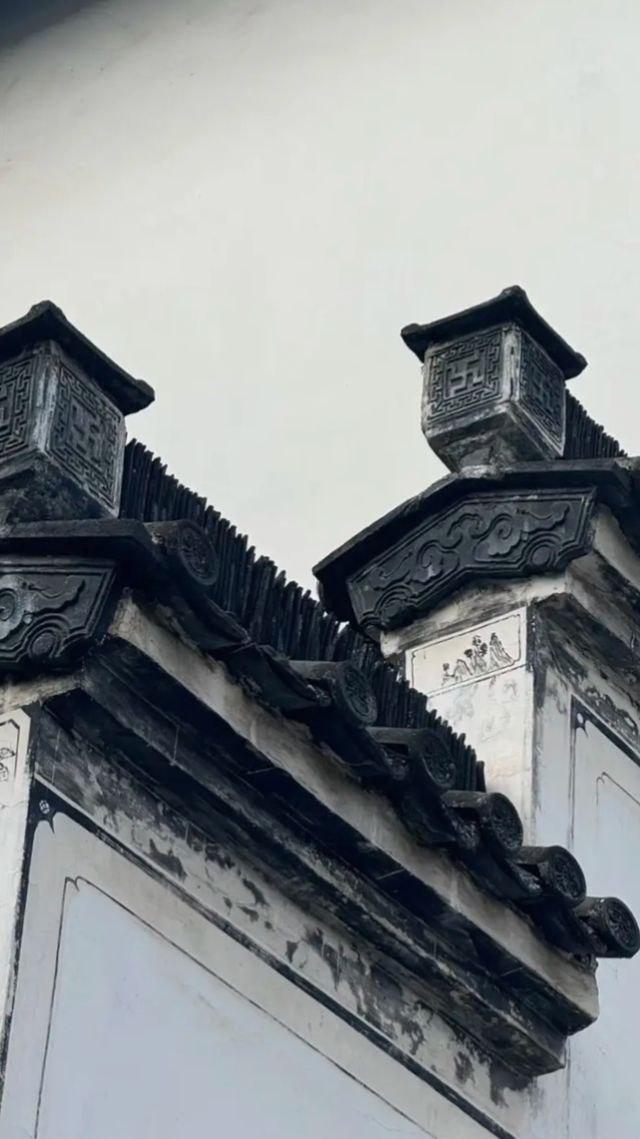 踏入古城，青石板路蜿蜒向前，彷彿在訴說著古老的故事