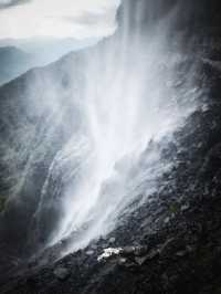 雲端漫步瓦屋山：站在「桌山」之巔悟人生