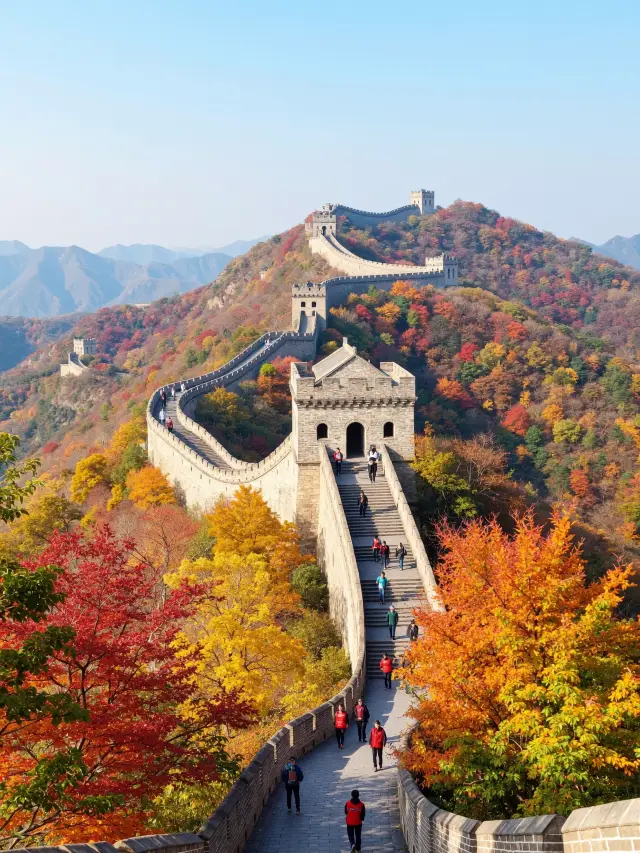 The autumn scenery of the Water Great Wall is like a painting