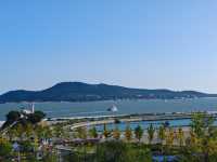 在粉紅疊翠中遠眺劉公島