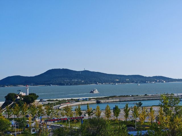 在粉紅疊翠中遠眺劉公島