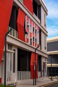 在未完成的建築裡,拍一部未來感大片