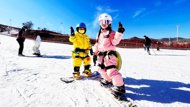 盤山滑雪場開板首滑，上千雪友共赴冰雪盛宴
