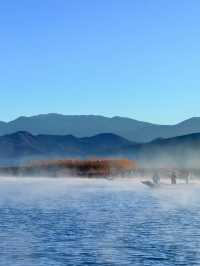 瀘沽湖晨霧絕了誰懂藍調時刻的美!拍出油畫大片