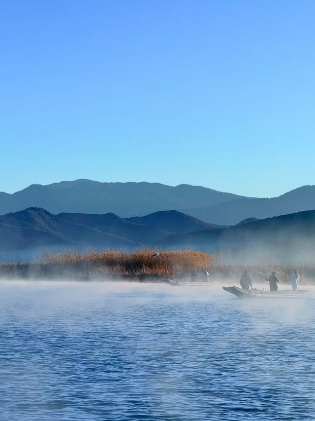 瀘沽湖晨霧絕了誰懂藍調時刻的美!拍出油畫大片 瀘沽湖晨霧絕了誰懂藍調時刻的美!拍出油畫大片