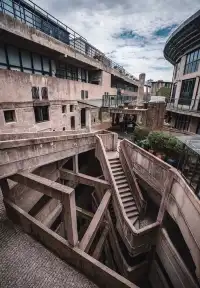 穿梭於老弄堂與天際線之間的City Walk