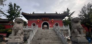 Walking slowly through Fengxue Temple in Pingdingshan, I finally understood what "an ancient temple hidden deep in the mountains" really means.