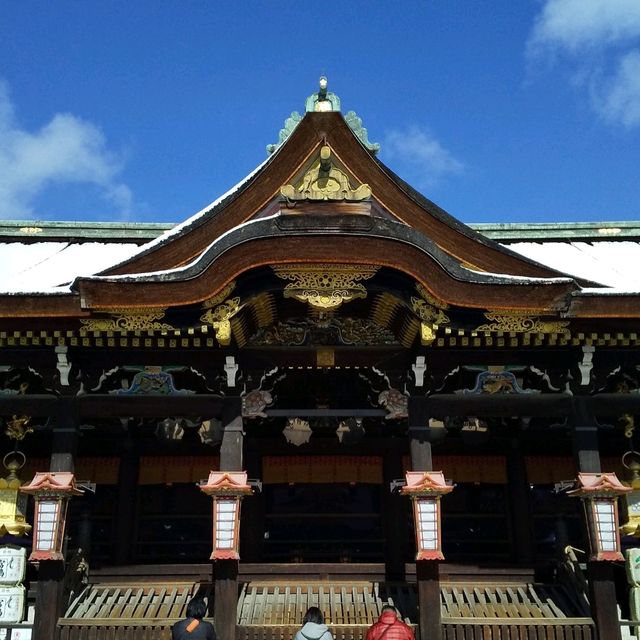 京都 北野天満宮の『なで牛』に雪が積もっていた。