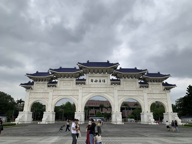 台湾　台湾観光　超巨大な敷地＆建物の国立中正紀念堂に圧倒された！