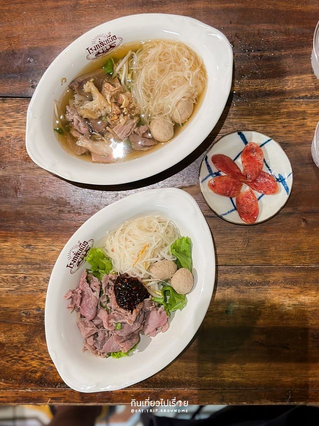 โรงกลั่นเนื้อ ร้านก๋วยเตี๋ยวเนื้อคิวยาวบนถนนทรงวาด