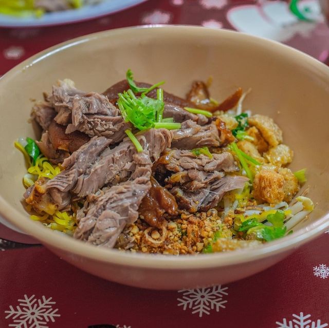 หมี่เหลืองผัดป้าเมียด ตำนานความอร่อยเมืองในหมอก
