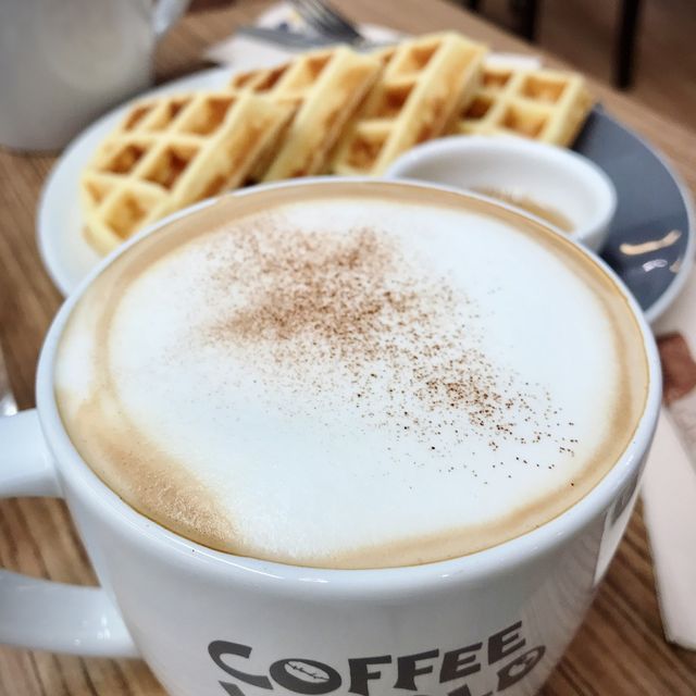 กาแฟหอมนุ่ม กับฟองนมเนื้อละเอียด ที่ Coffee World กาแฟหอมนุ่ม กับฟองนมเนื้อละเอียด ที่ Coffee World