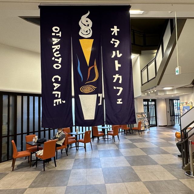 北海道・小樽。十勝産小豆と生乳で作られたソフトクリーム『柳月 オタルト店(オタルトカフェ)』