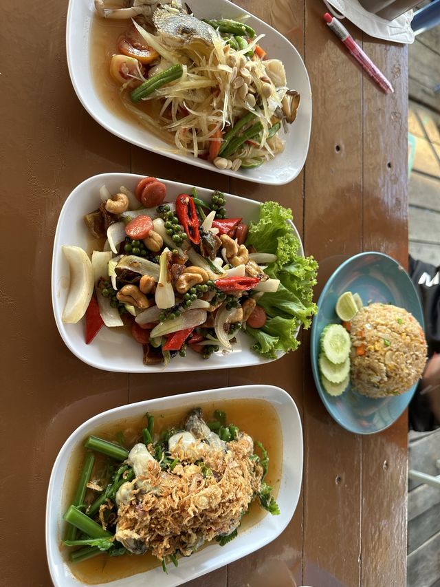 ซีฟู้ดอร่อย…วิวดีที่ร้านเน้นหอย จันทบุรี 🍽️