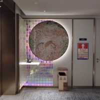 酒店氛圍高端優雅，客房設施一應俱全。早餐多樣化，味道美味實惠。