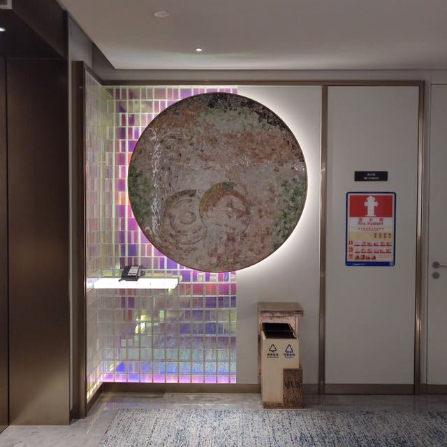 酒店氛圍高端優雅，客房設施一應俱全。早餐多樣化，味道美味實惠。